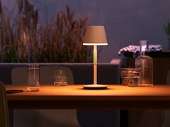 La lampada da tavolo portatile Philips Hue Go ha una luminosità fino a 370 lumen. (Fonte: Signify)