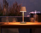 La lampada da tavolo portatile Philips Hue Go ha una luminosità fino a 370 lumen. (Fonte: Signify)