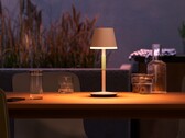La lampada da tavolo portatile Philips Hue Go ha una luminosità fino a 370 lumen. (Fonte: Signify)