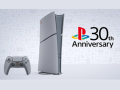 La console e il controller in edizione limitata Sony PlayStation 30th Anniversary nella foto (fonte: PlayStation Direct)