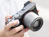L'economico obiettivo autofocus TTArtisan 50 mm f/1.8 Neo è ora disponibile in due nuovi colori.