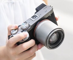 L'economico obiettivo autofocus TTArtisan 50 mm f/1.8 Neo è ora disponibile in due nuovi colori.