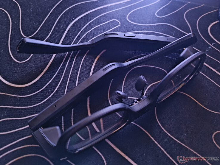 Altoparlanti e microfoni sul fondo di entrambe le aste