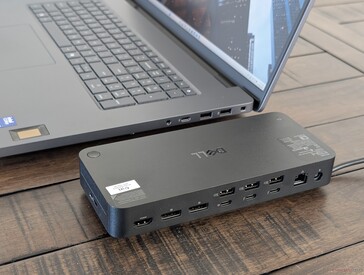 Il retro della docking station mostra le porte disponibili, compreso il supporto per più display esterni, fino a quattro monitor 4K 120 Hz