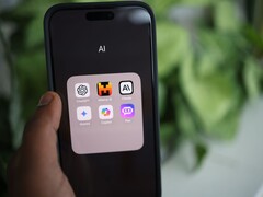 Smartphone che mostra una cartella di app chiamata AI con ChatGPT, Mistral AI, Claude, Gemini, Copilot e Poe