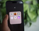 Smartphone che mostra una cartella di app chiamata AI con ChatGPT, Mistral AI, Claude, Gemini, Copilot e Poe