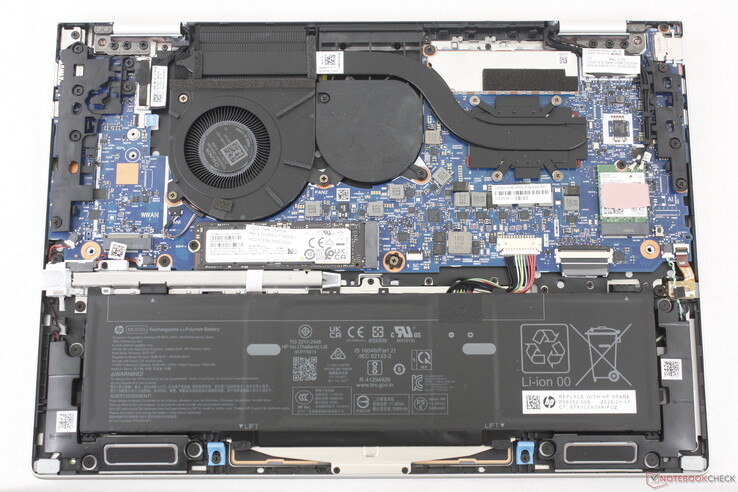 EliteBook 8 Flip G1i 13 mostra uno slot SSD M.2 2280, un modulo WLAN rimovibile e uno slot WAN opzionale. La RAM è saldata