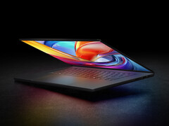 Asus ha integrato un trackpad aptico e una tastiera con una corsa dei tasti di 1,7 mm.