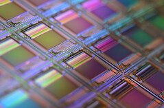 Scatto macro di un wafer di silicio - strutture come queste sono alla base dei progetti di chip utilizzati nell'informatica neuromorfica e in-memory (Fonte immagine: Laura Ockel via Unsplash)