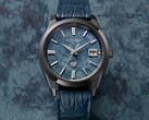 Il modello Citizen 30th Anniversary Eco-Drive (nella foto) presenta un motivo simile a una nuvola sul quadrante in carta washi blu. (Fonte: Citizen)