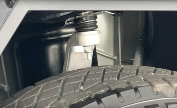 Il braccio di controllo superiore anteriore di questo Tesla Cybertruck da esposizione ha ancora lo stesso design in acciaio stampato della versione che ha fallito durante un recente test fuoristrada. (Fonte immagine: screenshot, Tailosive EV su YouTube)