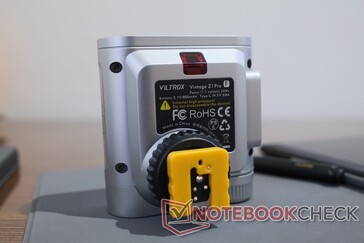 Le avvertenze e altre informazioni importanti sono riportate su un adesivo.