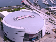L’immagine del cartellone pubblicitario dello stadio dei Miami Heat con la scritta «Welcome to Vice City» di GTA VI