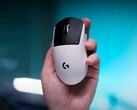 Il mouse da gioco Logitech G Pro X2 Superstrike in una mano su uno sfondo blu