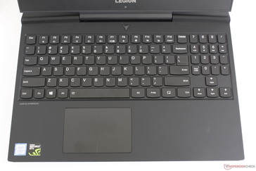 Layout della tastiera identico a quello del Legion Y530 ma con un clickpad più grande