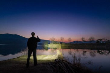 Olight Baton 4 Pro ha una gittata di 200 m (656 piedi), mentre Baton Ultra ha una gittata di 300 m (984 piedi).