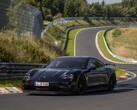 Il prototipo Porsche Taycan visto sul circuito del Nürburgring (Fonte: Porsche)