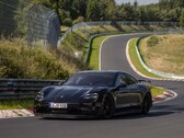 Il prototipo Porsche Taycan visto sul circuito del Nürburgring (Fonte: Porsche)