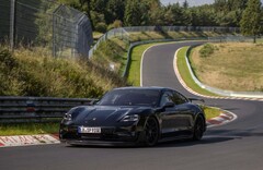 Il prototipo Porsche Taycan visto sul circuito del Nürburgring (Fonte: Porsche)