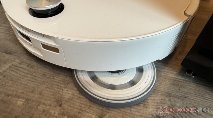 Lo standard assoluto oggi: Qrevo Curv 2 Pro estende uno dei suoi due mop per la pulizia senza bordi