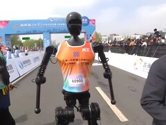 A Pechino, i robot umanoidi hanno partecipato per la prima volta a una mezza maratona a scopo di test. (Fonte: YouTube / CGTN)