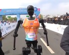 A Pechino, i robot umanoidi hanno partecipato per la prima volta a una mezza maratona a scopo di test. (Fonte: YouTube / CGTN)