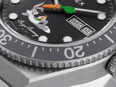 Primo piano del quadrante nero del Timex Looney Tunes x M79 Automatic, con Bugs Bunny sdraiato nella metà inferiore e una lancetta dei secondi a forma di carota al centro.