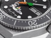 Primo piano del quadrante nero del Timex Looney Tunes x M79 Automatic, con Bugs Bunny sdraiato nella metà inferiore e una lancetta dei secondi a forma di carota al centro.