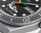 Primo piano del quadrante nero del Timex Looney Tunes x M79 Automatic, con Bugs Bunny sdraiato nella metà inferiore e una lancetta dei secondi a forma di carota al centro.