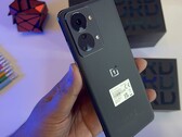 Il OnePlus Nord 2T dal retro. (Fonte: Sahil Karoul)