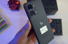 Il OnePlus Nord 2T dal retro. (Fonte: Sahil Karoul)