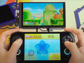 Anbernic ha mostrato il gameplay del doppio display di Nintendo DS su alcuni palmari recenti, tra cui l'RG476H nella foto. (Fonte: Anbernic)