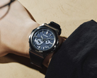Il Casio G-Steel GST-B1000D-2A con quadrante blu, raffigurato nella foto, è ora disponibile negli Stati Uniti.