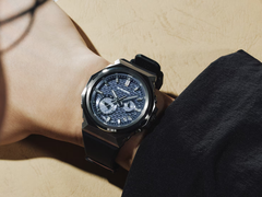 Il Casio G-Steel GST-B1000D-2A con quadrante blu, raffigurato nella foto, è ora disponibile negli Stati Uniti.