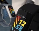 Il Fitbit Charge 5 dovrebbe essere disponibile in una scelta di colori di cinturino nero, blu e rosa. (Fonte immagine: Fitbit - modificato)