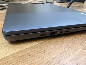 A sinistra: USB-C 3.2 Gen. 2 + DisplayPort + Power Delivery, USB-C 3.2 Gen. 2, cuffie da 3,5 mm, lettore MicroSD