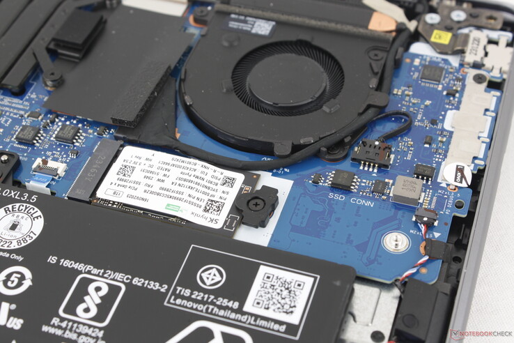 Il modello supporta SSD PCIe4 x4 NVMe da 80 mm. Tuttavia, le SKU possono essere fornite con un'unità più piccola da 42 mm
