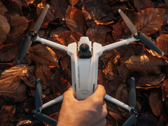 L'Antigravity A1 dispone anche di un carrello di atterraggio retrattile per evitare che l'obiettivo inferiore della fotocamera si graffi. (Fonte: Antigravity)