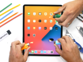 Il nuovo schermo dell'iPad Pro ha passato più tempo del solito con l'accendino. (Fonte: YouTube)