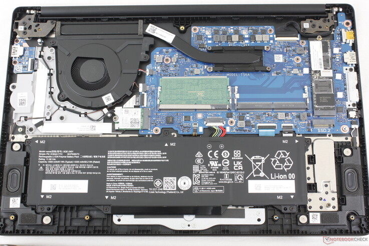 Scheda madre LG Gram 15U55T con due SODIMM DDR5 e due slot per SSD M.2 2280