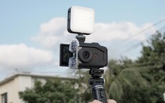 SmallRig trasforma la Canon PowerShot V10 in una piccola e potente configurazione per il vlogging. (Fonte: SmallRig)