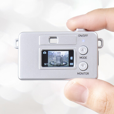 La Pieni M è l'antitesi delle moderne fotocamere digitali pesanti e ingombranti e pesa meno di un grammo. (Fonte: Kenko Tokina)