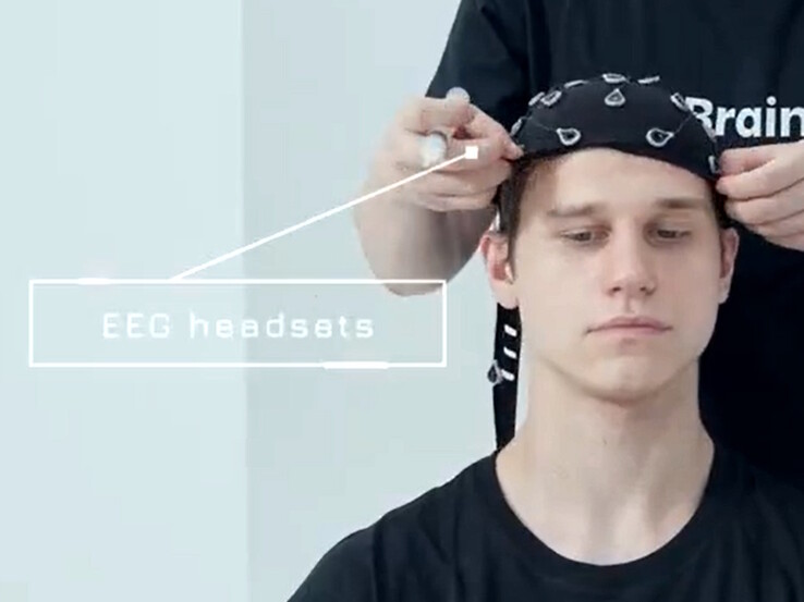 Un "brain cap" rileva i segnali elettrici generati dai pensieri per controllare a distanza i robot.