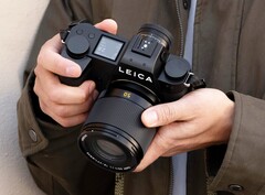 Il nuovo Leica Summilux è notevolmente più compatto e più conveniente rispetto al modello precedente.