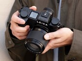 Il nuovo Leica Summilux è notevolmente più compatto e più conveniente rispetto al modello precedente.