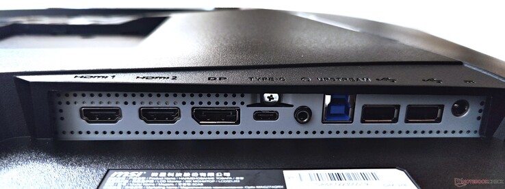 Da sinistra a destra: 2x HDMI 2.0, DisplayPort 1.4a, USB Type-C DP, jack per cuffie, USB Type-B Upstream, 2x USB 2.0 Type-A, DC-in