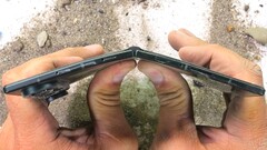 Il Samsung Galaxy Z Fold8 Ultra passa direttamente dal test di resistenza allo smontaggio, con un costoso danno al display.