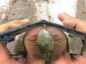 Il Samsung Galaxy Z Fold8 Ultra passa direttamente dal test di resistenza allo smontaggio, con un costoso danno al display.