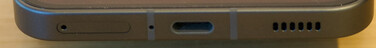 Parte inferiore: Slot SIM, porta USB-C, altoparlante