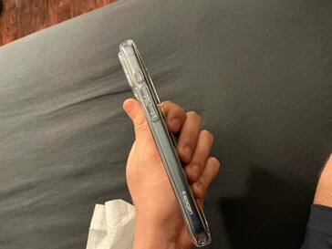 Custodia trasparente Spigen. (Fonte immagine: u/ChakiWRLD)